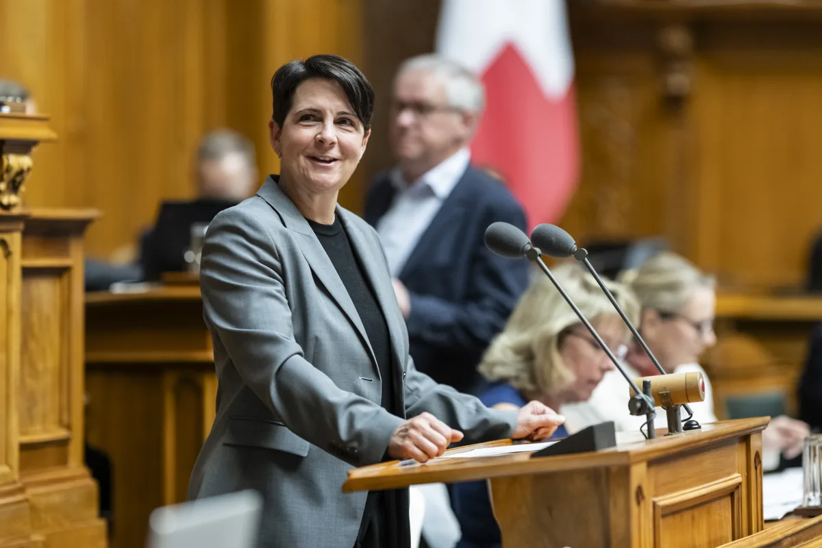 Während Yvonne Bürgin lieber in der Kommission arbeitet und im Stillen an Kompromissen arbeitet … Yvonne Buergin, Mitte-ZH, spricht zur Ruestungsdebatte, an der Sommersession der Eidgenoessischen Raete, am Donnerstag, 5. Juni 2025 im Nationalrat in Bern.